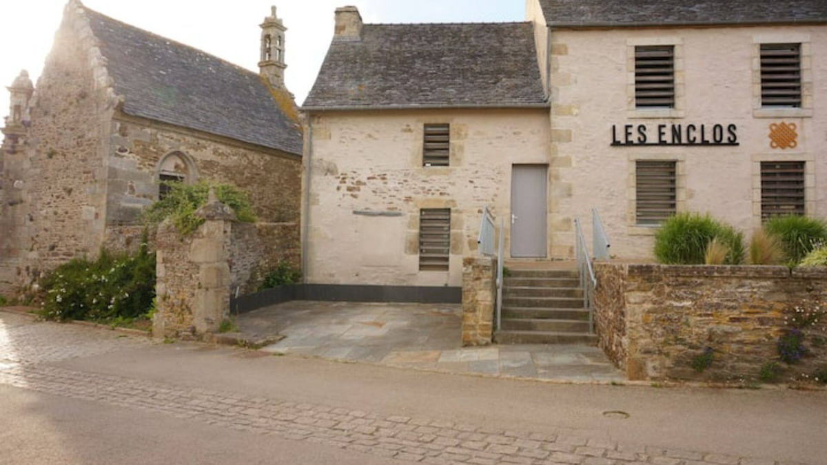 Guimiliau House | Village house between land and sea