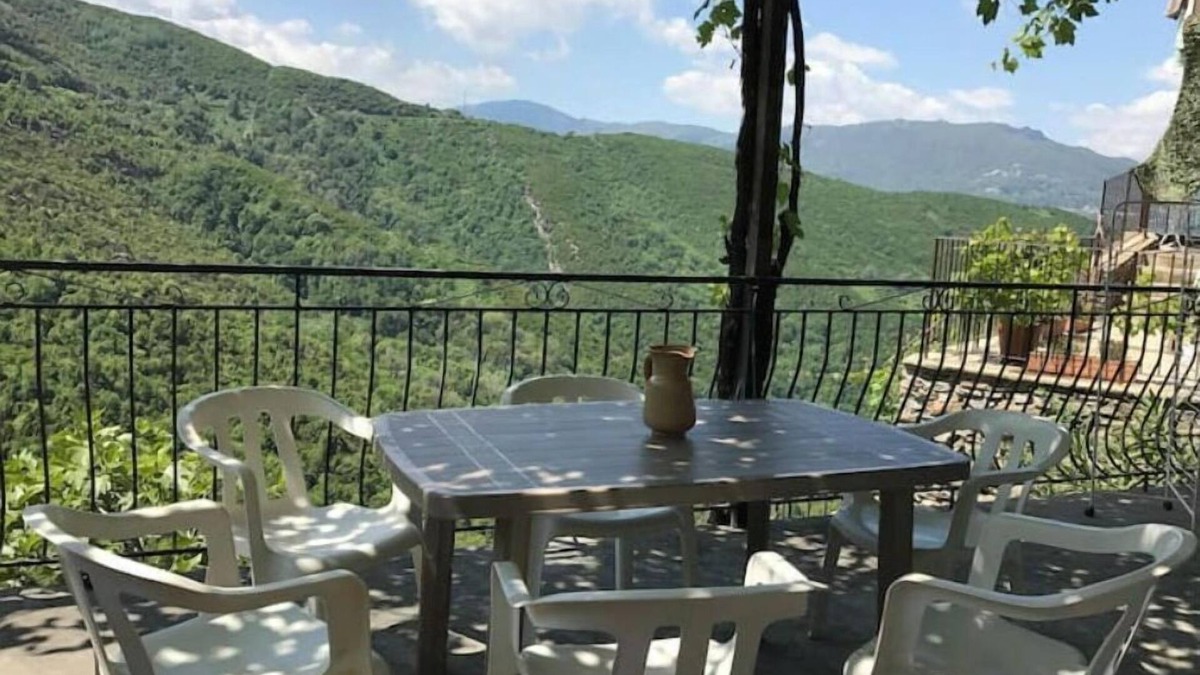 Olmo House | VILLAGE HOUSE BETWEEN SEA AND MOUNTAINS