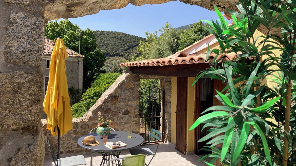 Santa-Maria-Siche House | Village house with terrace, a real love nest.