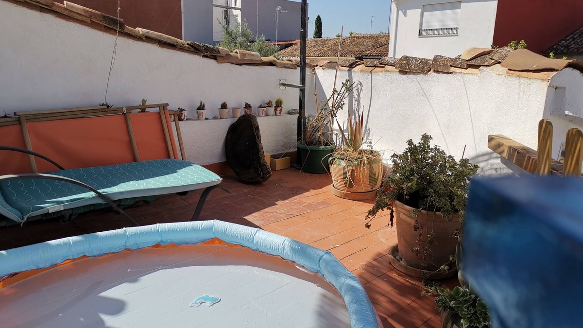 Burjasot House | Village house with large terrace.