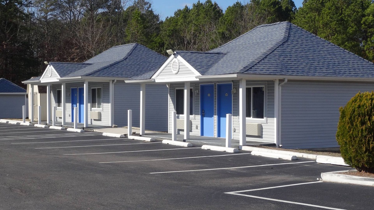 Smithville House | Village Inn and Suites