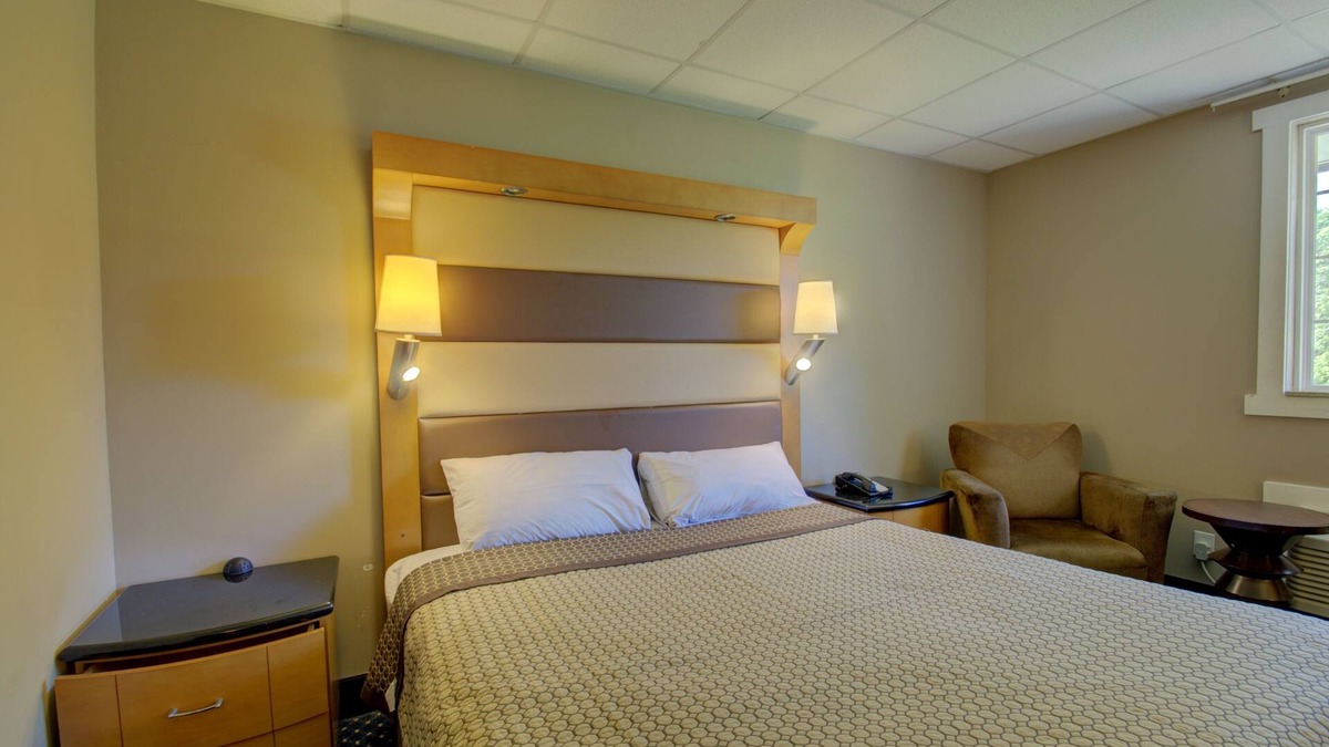 Annapolis Hotel | Village Inn