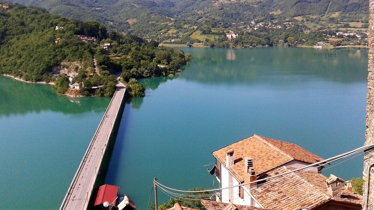 Castel di Tora Apartment | Village on the Lake Holiday House