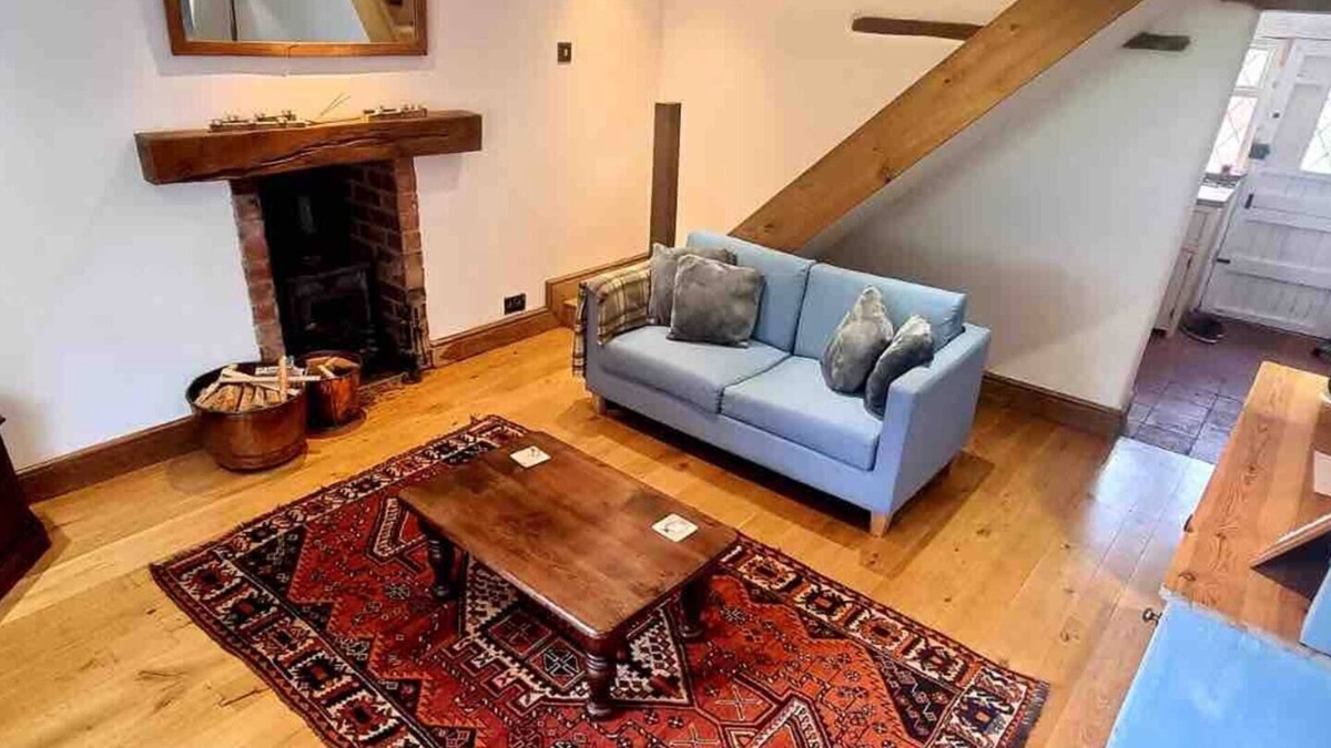 Bretford Cottage | Village Period Cottage next to a idyllic stream