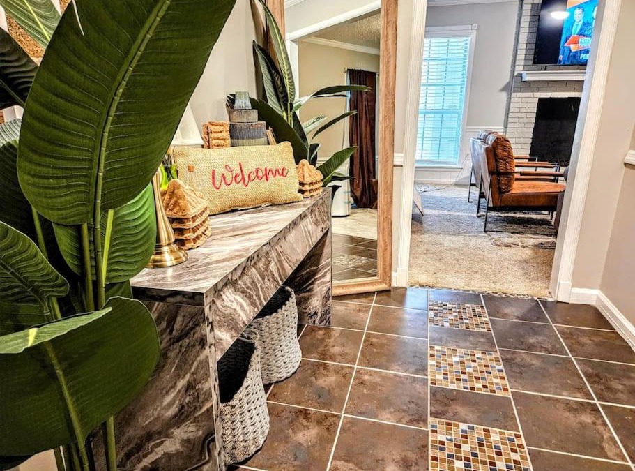 Whitehaven House | VillaQuèFrancia near Elvis Presley's Graceland 6 mins from Airport, Shuttle, & Rental Vehicle