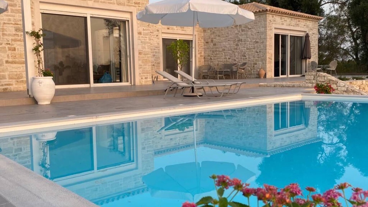 Rantatika Villa | VillaSleeps10-Garden-FreeParking-Pool-Ac