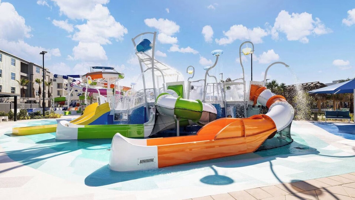 Florida Center Hotel | Villatel Orlando Resort, 5 Bedroom Villa, Sports Courts & Splash Pad Access