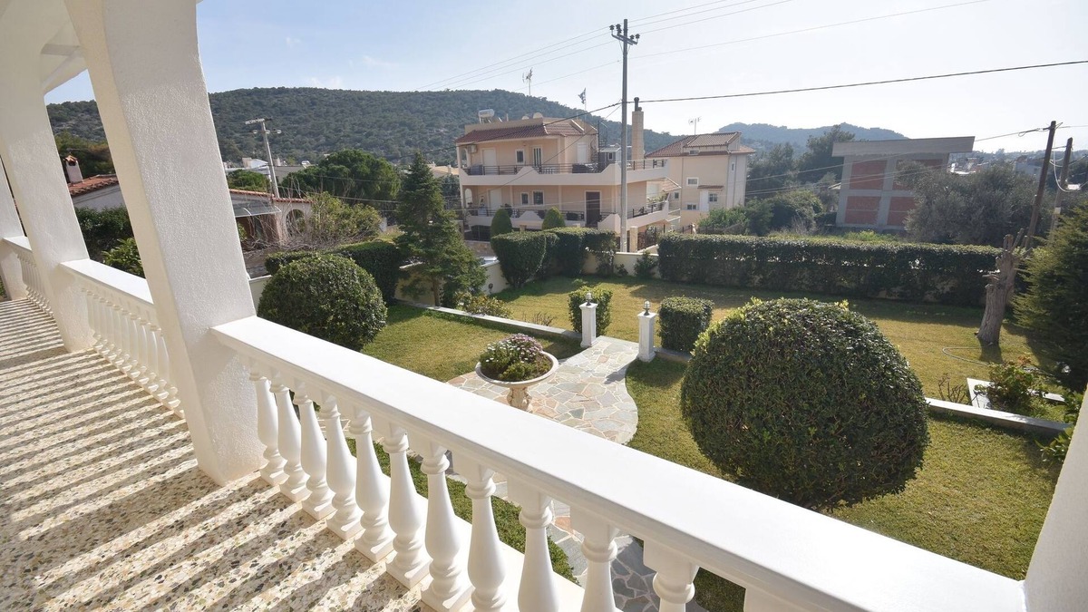 Kalyvia Thorikou Apartment | VillaVita Modern 3BR,Garden & BBQ, Walk to Beach