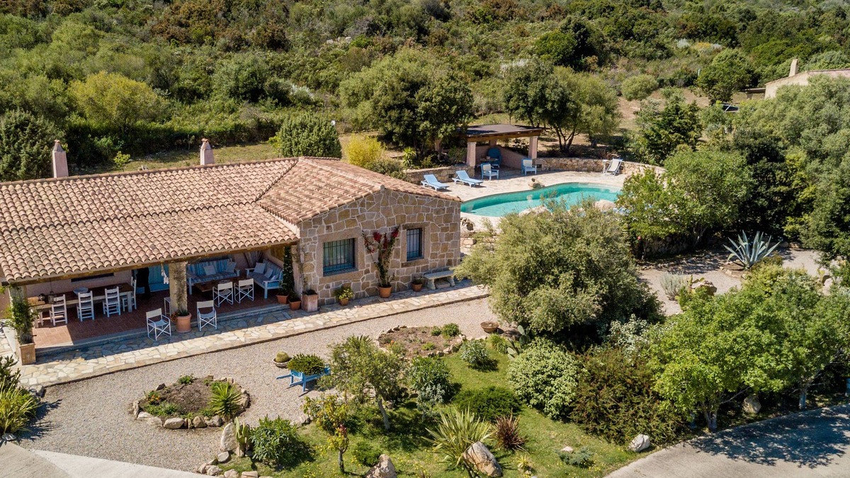 Olbia Villa | Ville delle Fonti a San Pantaleo 2 km from the sea, private pool, large garden