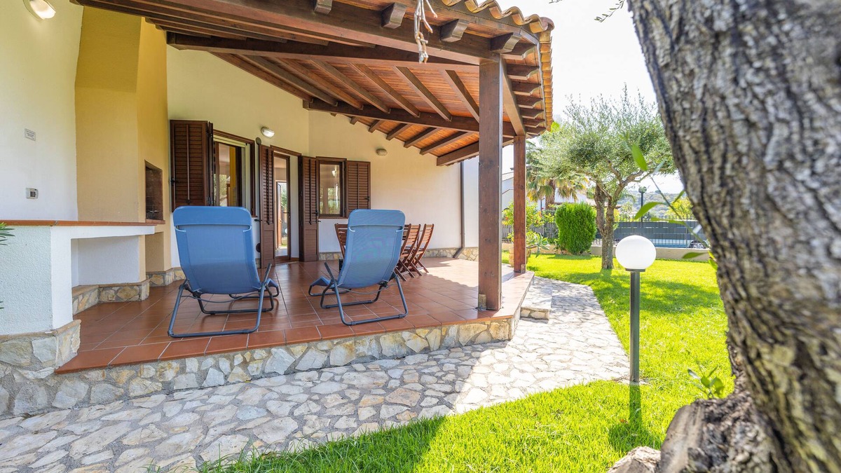 Piana Calzata Villa | VILLECEFALU. English lawn. 2 kitchens, 3 bedrooms, 3 bathrooms, veranda