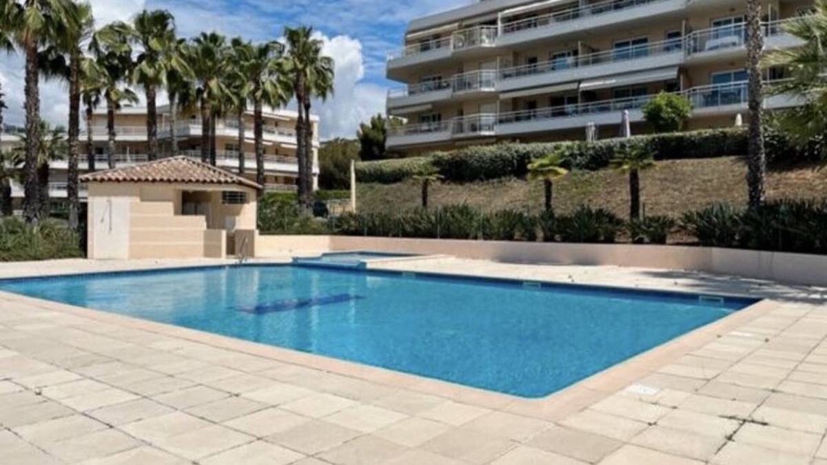 Bastide Giraud Apartment | Villeneuve loubet residence with swimming pool, 15 min walk to the beach