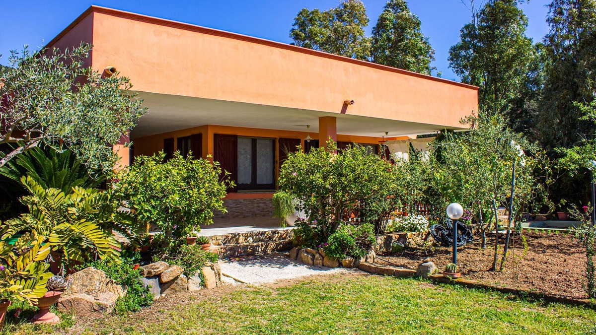 Chia House | Villetta I Pini Azzurri, with large garden and private tennis court