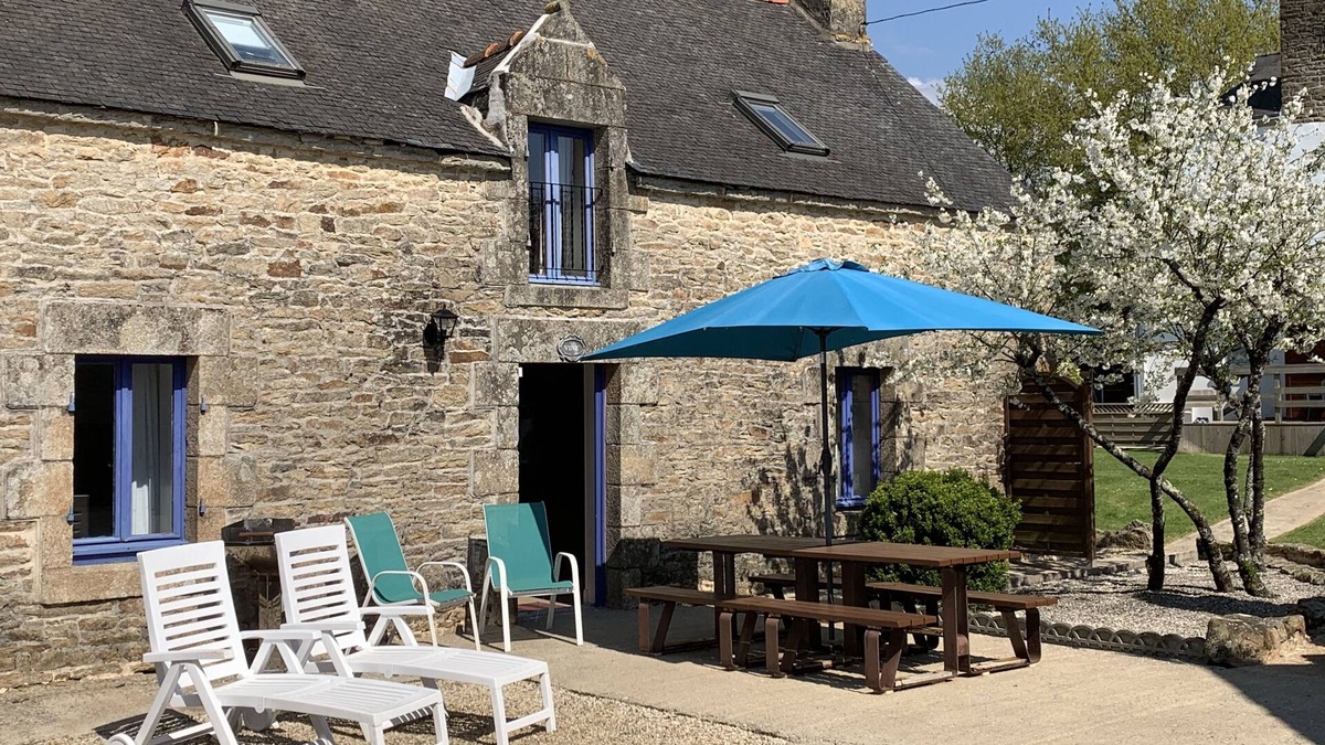 Camors Cottage | Vine Cottage - sleeps 6 with shared Heated Pool in Beautiful Rural Setting
