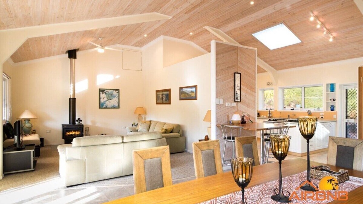 Ravenshoe House | Vine Creek Cottage- private & secluded getaway