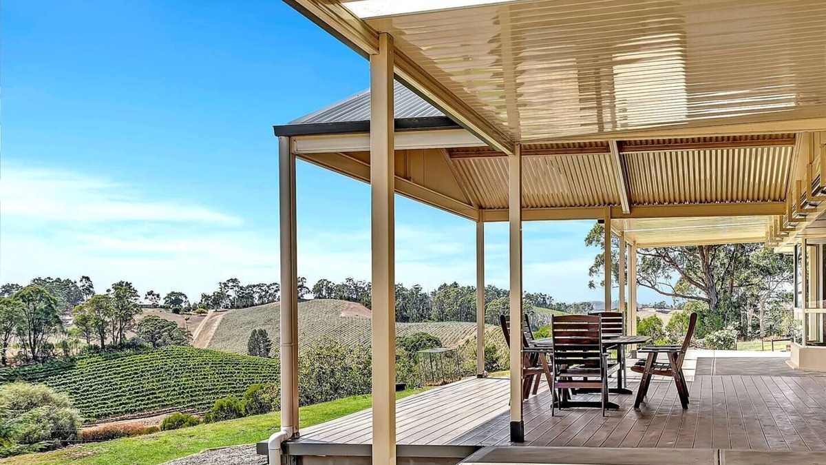 Lenswood House | Vinea Vista Hillside Homestead amid Rural Beauty