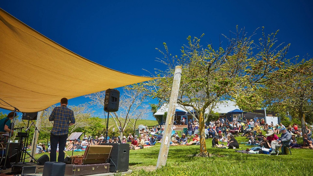 Haumoana Apartment | Vineyard Apartment - vines, wine and wide Pacific Ocean sea-views!