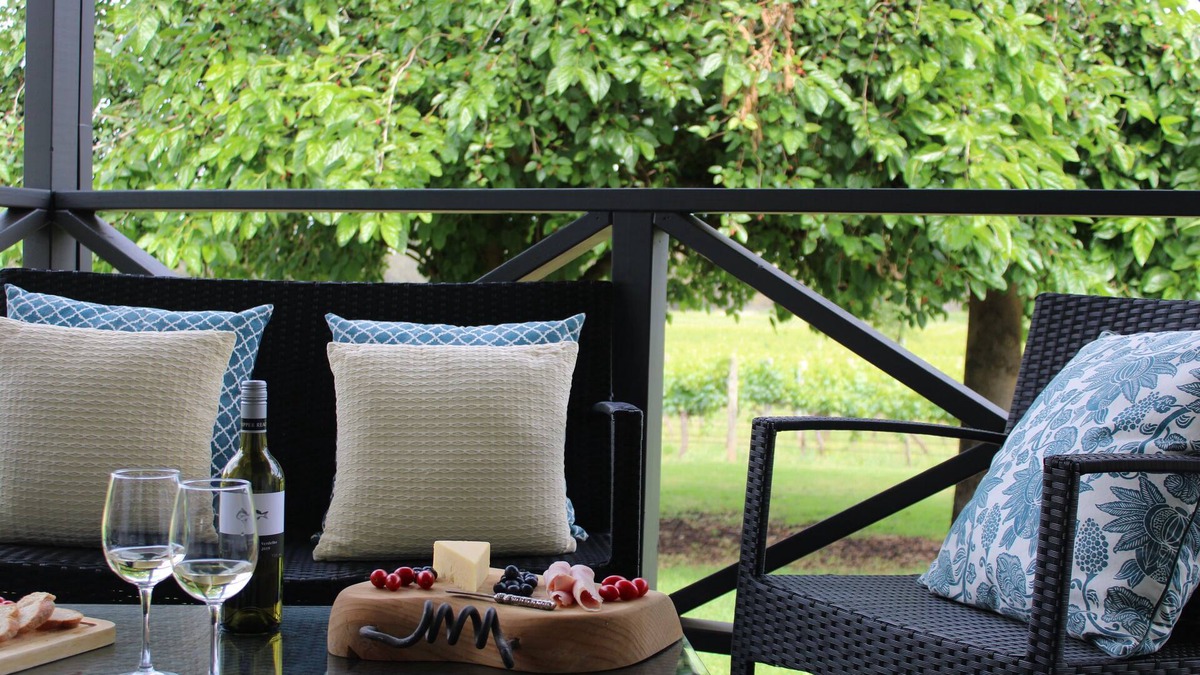 Baskerville Cottage | Vineyard Cottage at Upper Reach Winery
