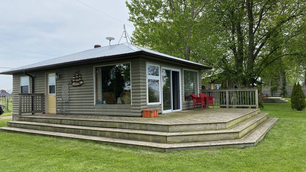 Louth Cottage | Vineyard Cottage on the Lake