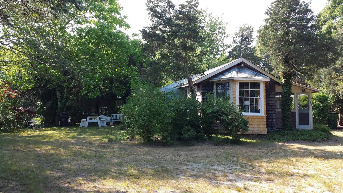 East Chop House | Vineyard Cottage Charm, Walk to Beach, On Bike Path, Near Town