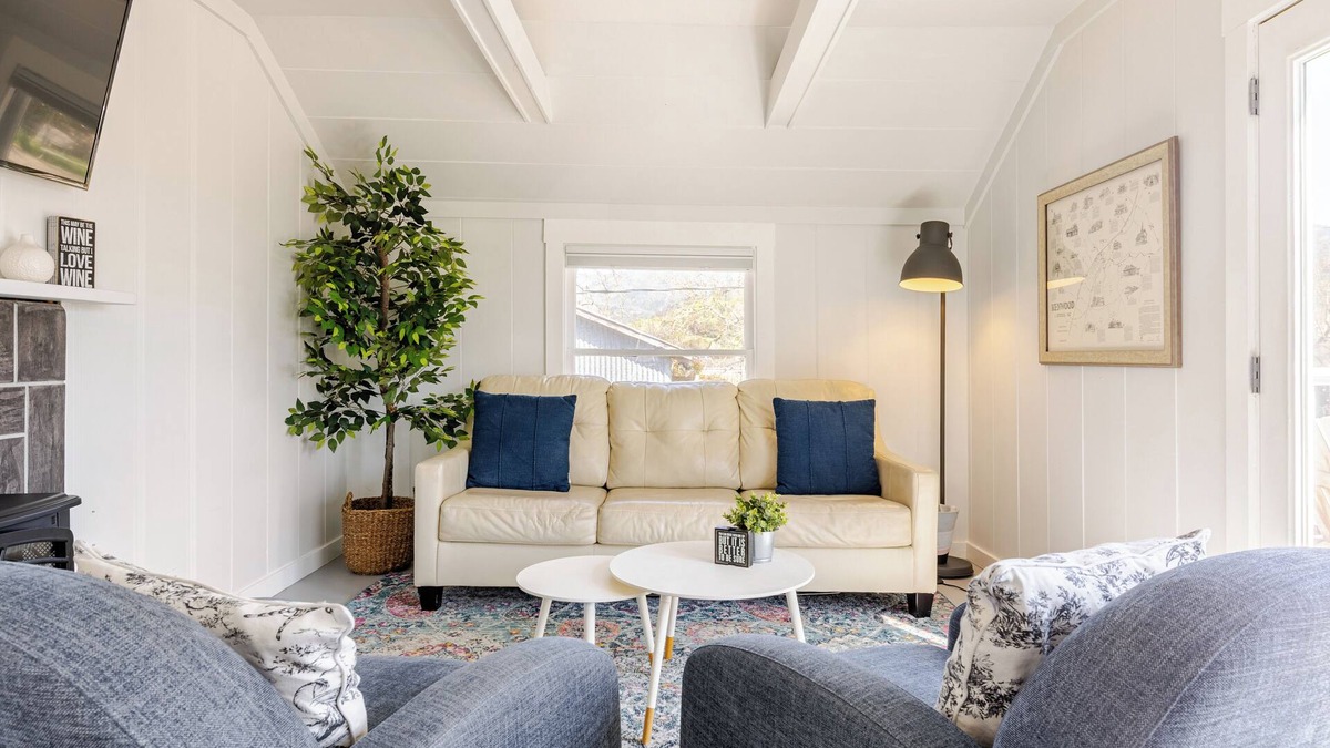 Kenwood House | Vineyard Cottage Hot Tub Bottle of Wine & Wine Tasting Included