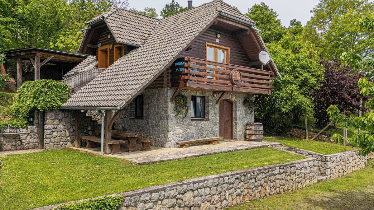 Trska Gora Ski Chalet | Vineyard Cottage Rataj 1 Hot Tub, Novo mesto, Slovenia