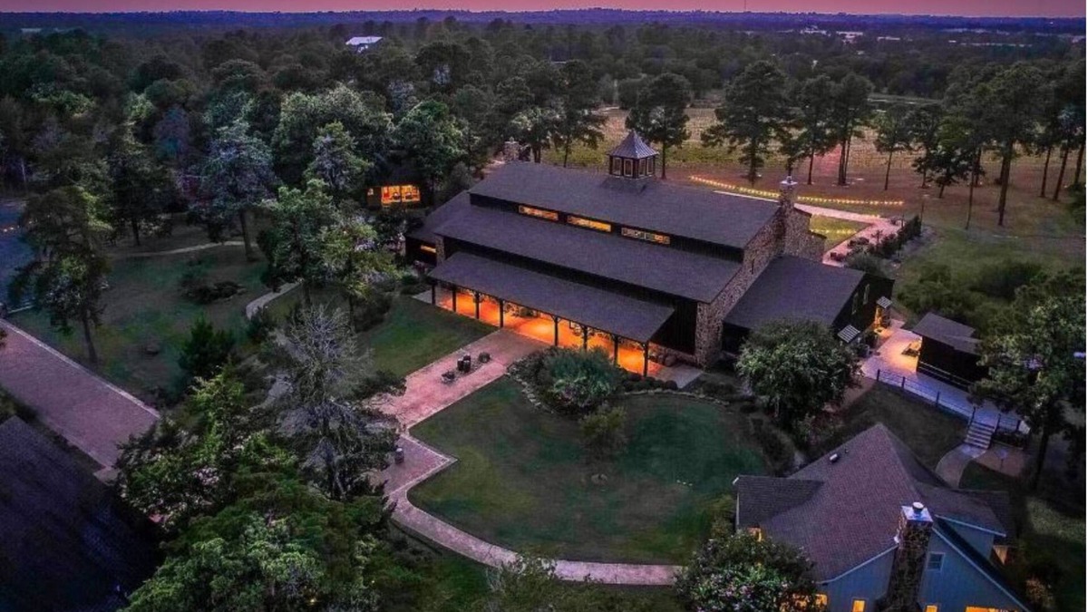 New Ulm Cottage | Vineyard Estate with 3 Serene, Luxurious Cottages