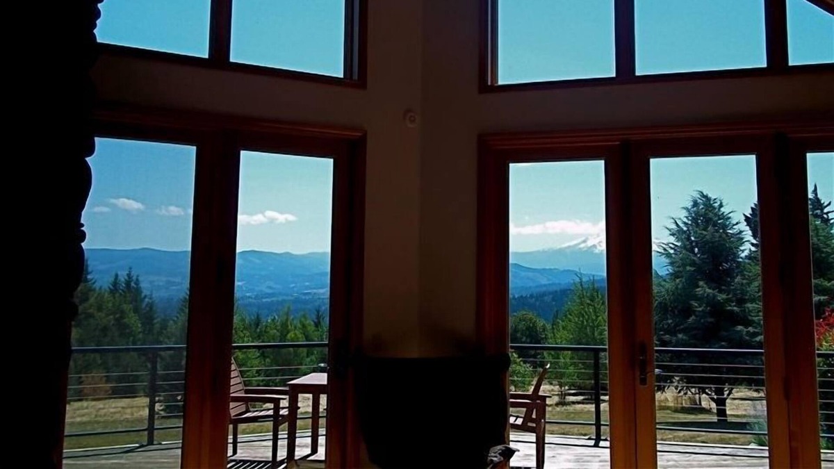 Underwood House | Vineyard Estate with Breathtaking Mt. Hood Views, Hot Tub!