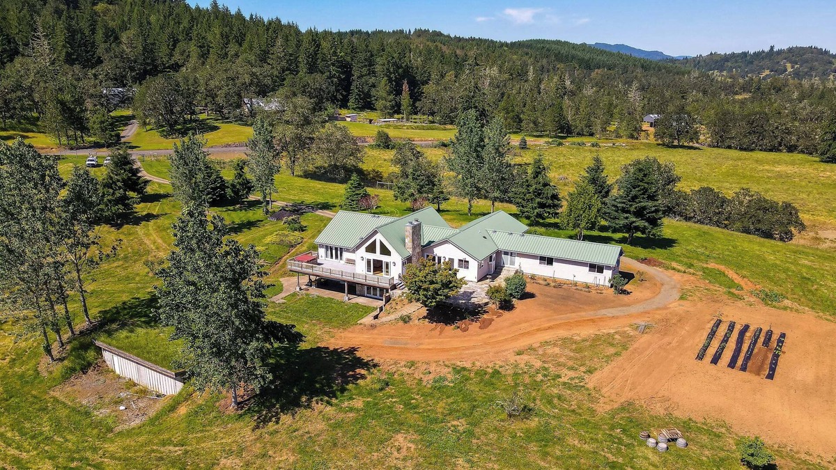 Oakland House | Vineyard Farmhouse in Oakland w/Hot Tub!