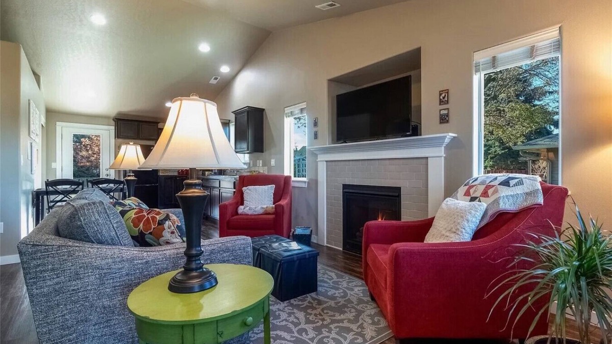 Milton-Freewater House | Vineyard Gypsy - kitchen, gas fireplace, hot tub, queen beds
