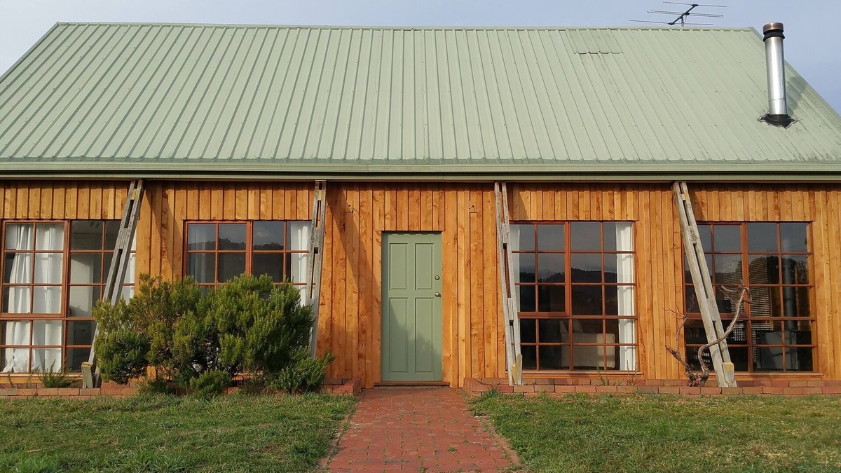 Tea Tree House | Vineyard holidays - Pinot Cottage, Richmond