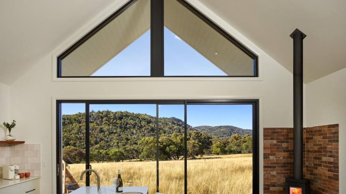 Everton Upper Cottage | Vineyard Stay with private hot tub