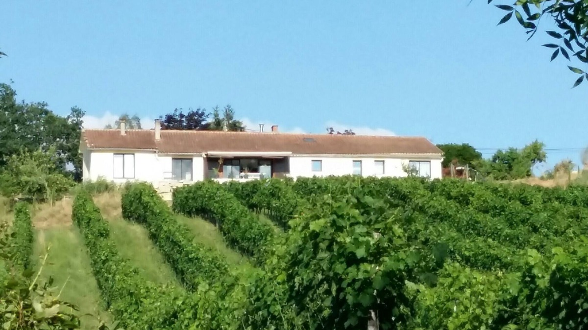 Le Fleix House | Vineyard View Studio with 180 ° views of the vineyards