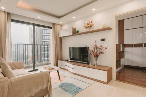 Trung Hoa Nhan Chinh Apartment | Vinhomes D'Capitale 2-bedroom Apartment with Bath tub and Lake View