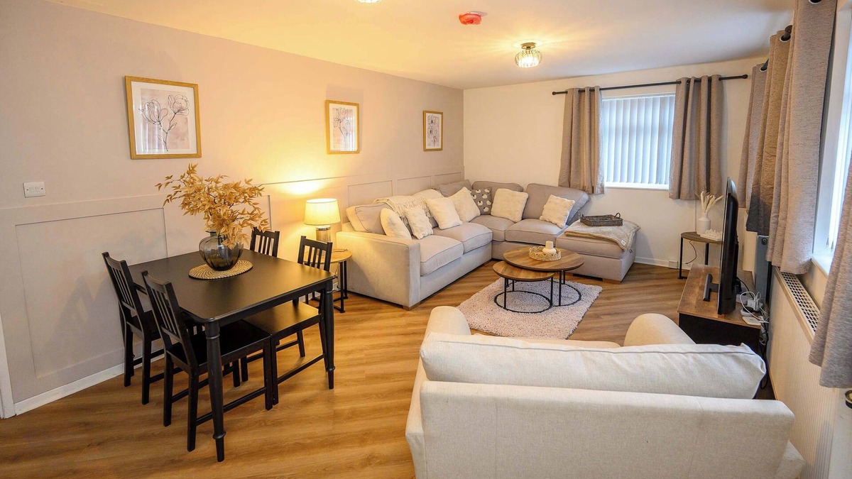 Gelligaer House | Vinmar Beautiful Bungalow in Pengam - Blackwood