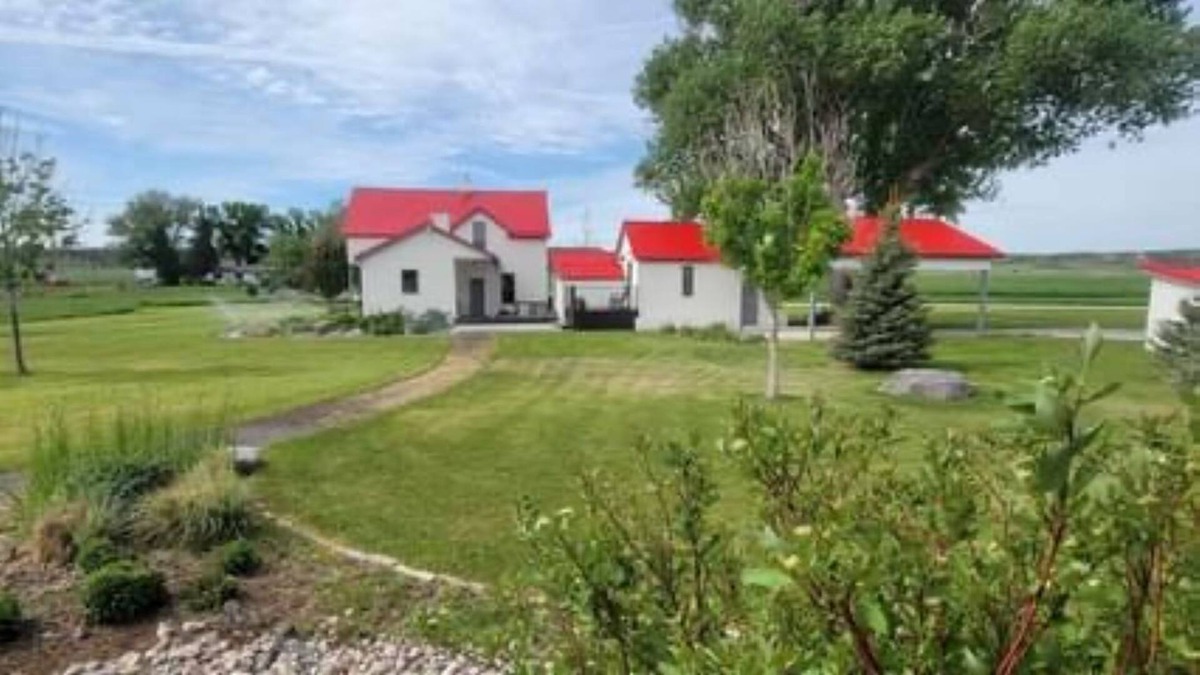 Wheatland House | Vintage "1903" Home located in rural Wyoming. Close to 3 lakes and mountains!