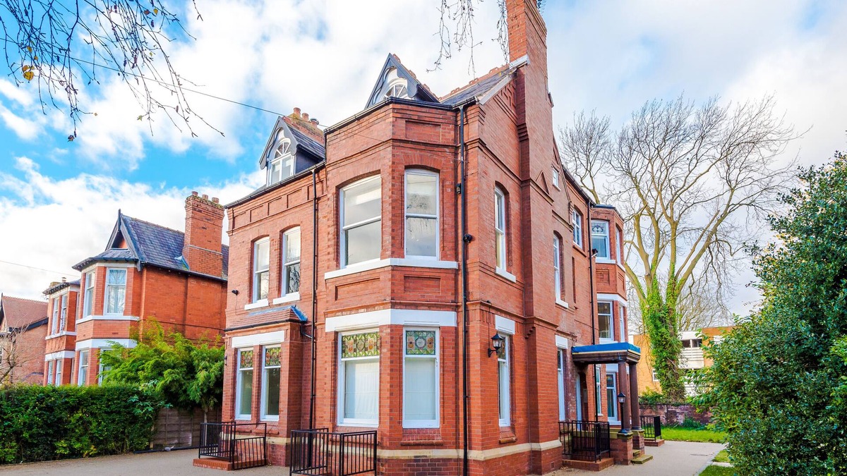 Offerton Apartment | Vintage 2 bedroom apartment with free parking