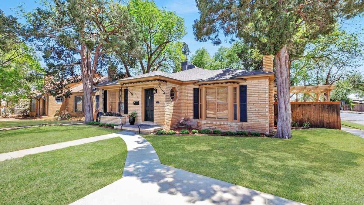 Tech Terrace House | Vintage 2-bedroom Gem located in Tech Terrace