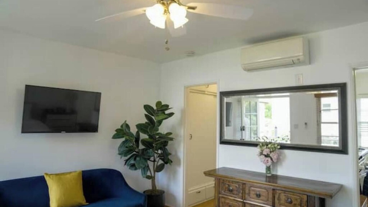 Wilshire Montana Apartment | Vintage and Cozy Studio in Santa Monica - E
