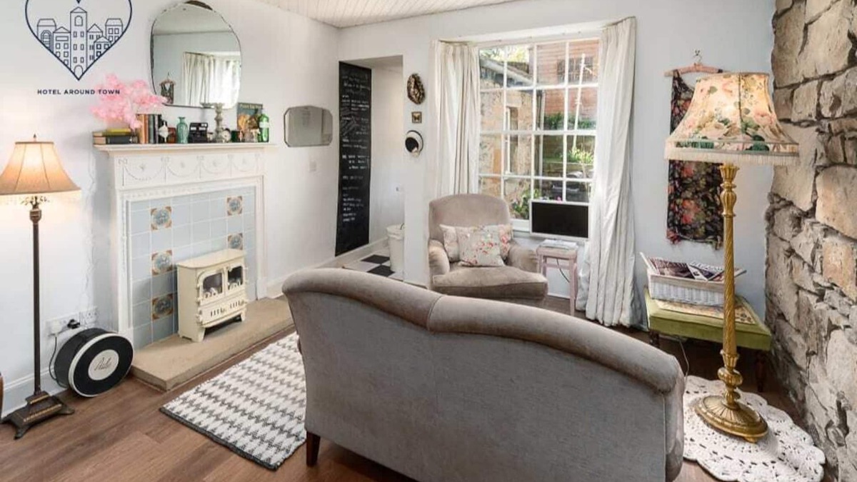 Bonnington Apartment | VINTAGE apt,pvt GARDEN,wifiNEW TOWN