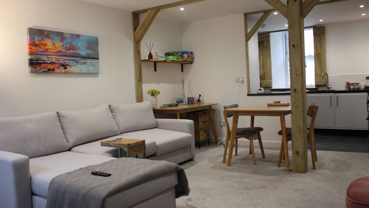 Lower Largo Apartment | Vintage Beach House - a calm, stylish space by the beach.