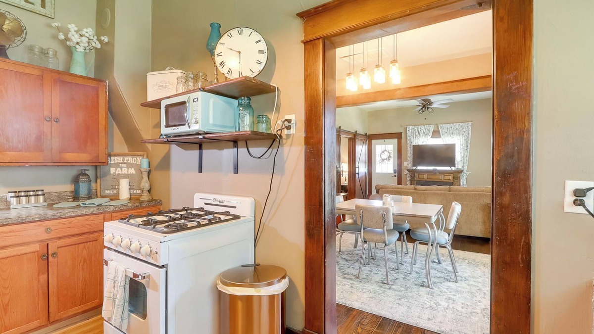 Belle Plaine House | Vintage Belle Plaine Farmhouse w/Fire Pit!
