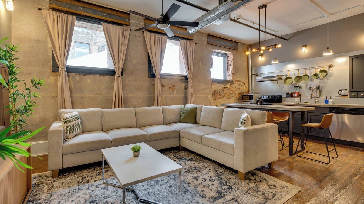 Central City Apartment | Vintage Boho Retreat | Covered Parking | Gym | DT