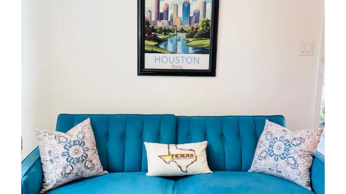 Hyde Park Apartment | Vintage Chalet Studio 6 Creative Walkable Montrose H-Town Favorite!