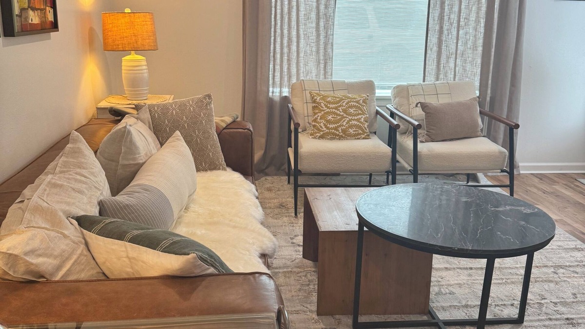 Tieton House | Vintage Charmer, 2-bedroom house with WiFi, AC in Downtown Tieton