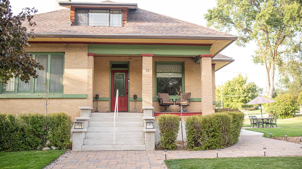 Hyde Park House | Vintage Charmer Entire Home Near Logan