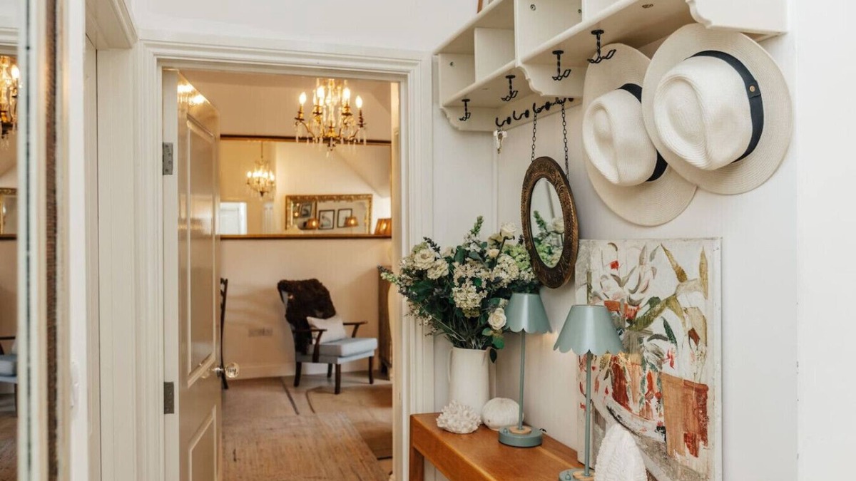 Culham Apartment | Vintage chic coach house - Pet friendly