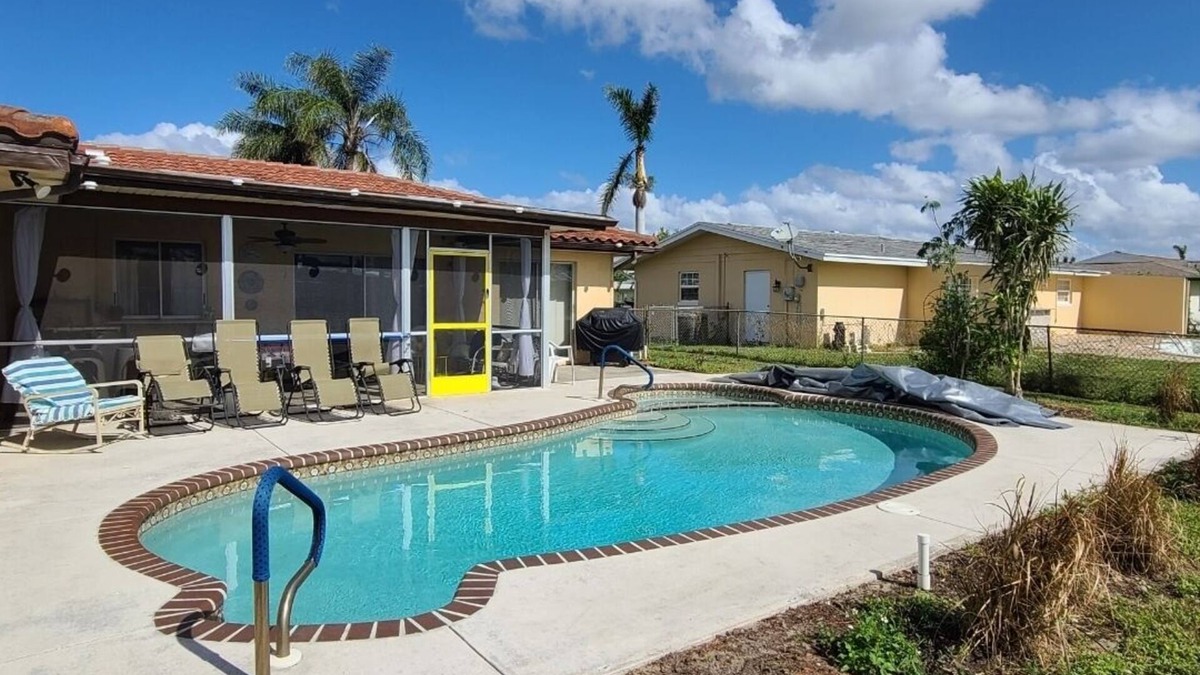 Cypress Lakes Estates House | Vintage Chic Home - Private Check In - Parking - Pool