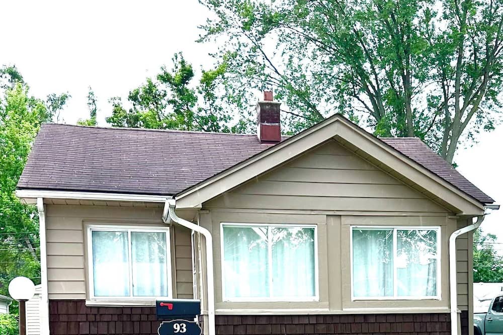 Hazel Park House | Vintage colorful retreat, near downtown Detroit, 2BR, AC, free private parking