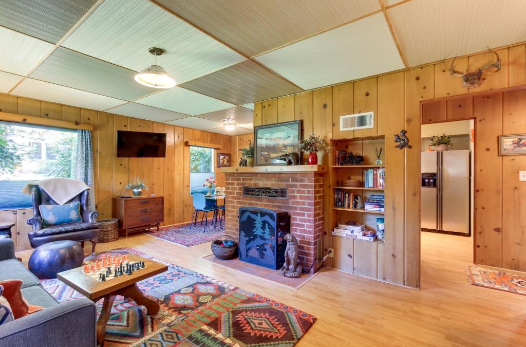 Walterville House | Vintage Cottage by Leaburg Canal with Large Yard!