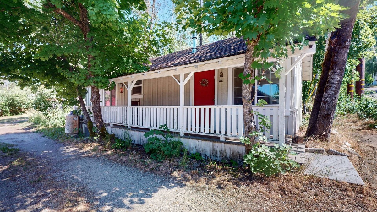 Quincy Cottage | Vintage cottage, dog friendly, W/D, near cross country skiing & hiking